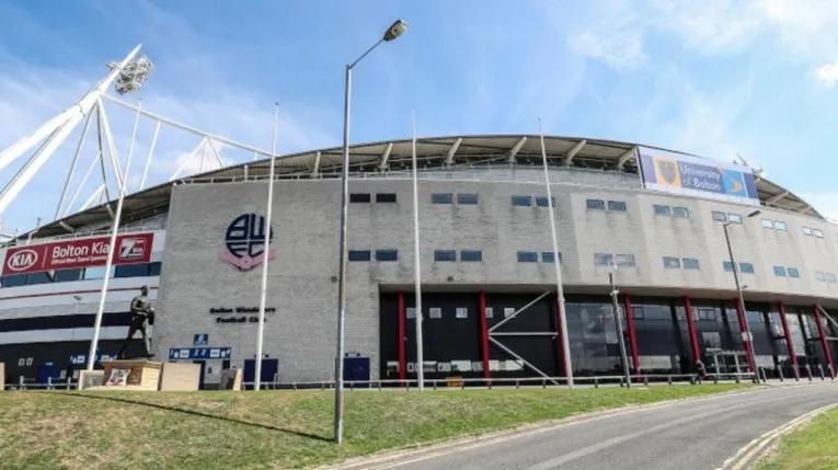 Hình ảnh lối vào chính của sân vận động Toughsheet Community Stadium