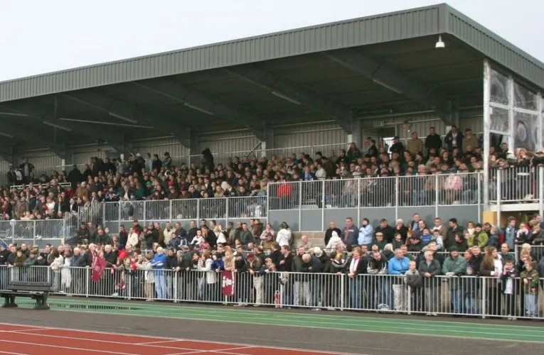 Hình ảnh người hâm mộ Chelmsford City trên khán đài Melbourne Stadium, không khí trận đấu