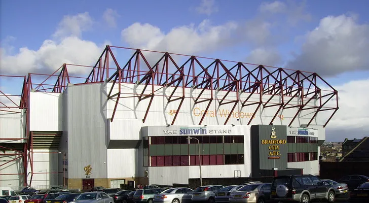 Hình ảnh The Sunwin Stand, một trong những khán đài chính tại sân Valley Parade của câu lạc bộ Bradford City.