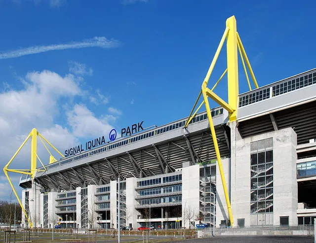 Hình ảnh tổng thể khán đài sân Signal Iduna Park, sân nhà của Borussia Dortmund