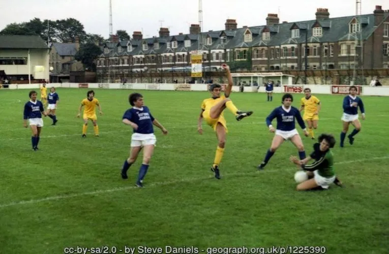 Hình ảnh trận đấu của Oxford City FC năm 1981, ghi lại khoảnh khắc lịch sử
