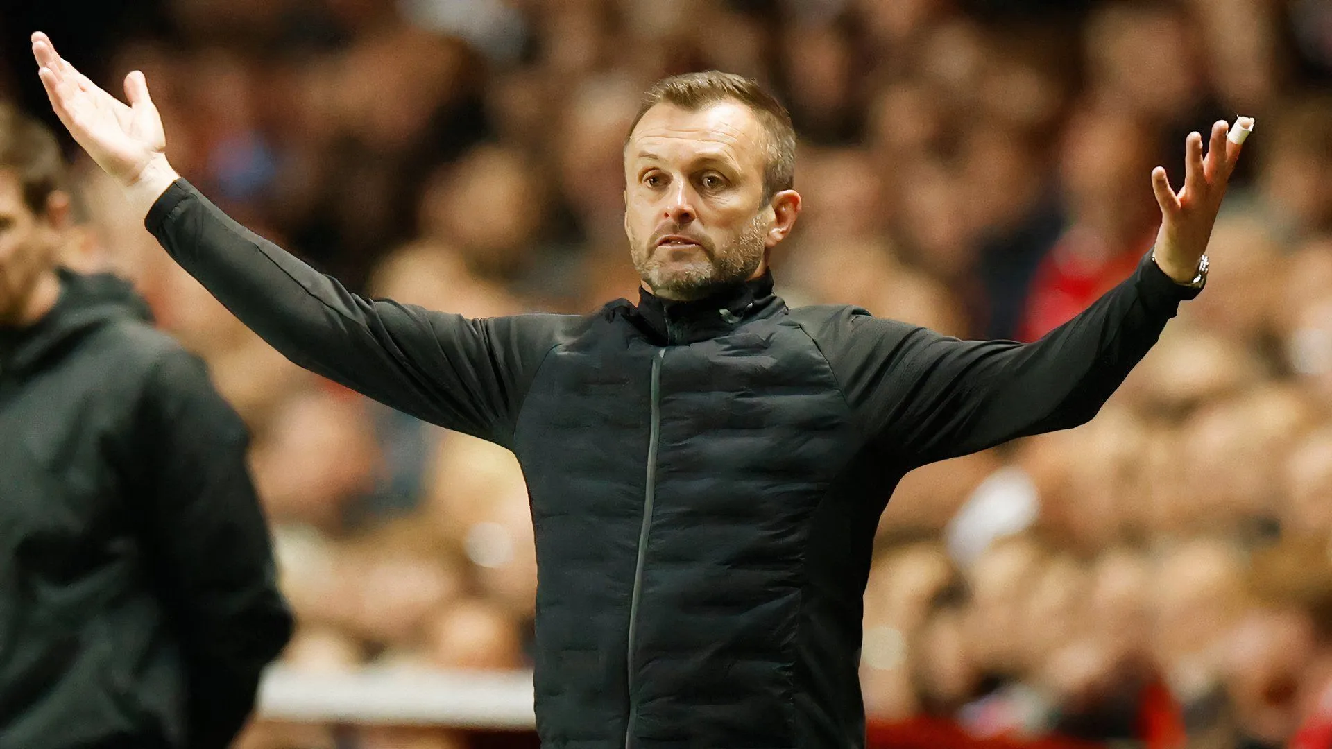 HLV Nathan Jones của Charlton Athletic trên sân