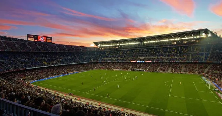 Hoàng hôn bao trùm sân vận động Nou Camp, tạo nên khung cảnh lãng mạn và hùng vĩ