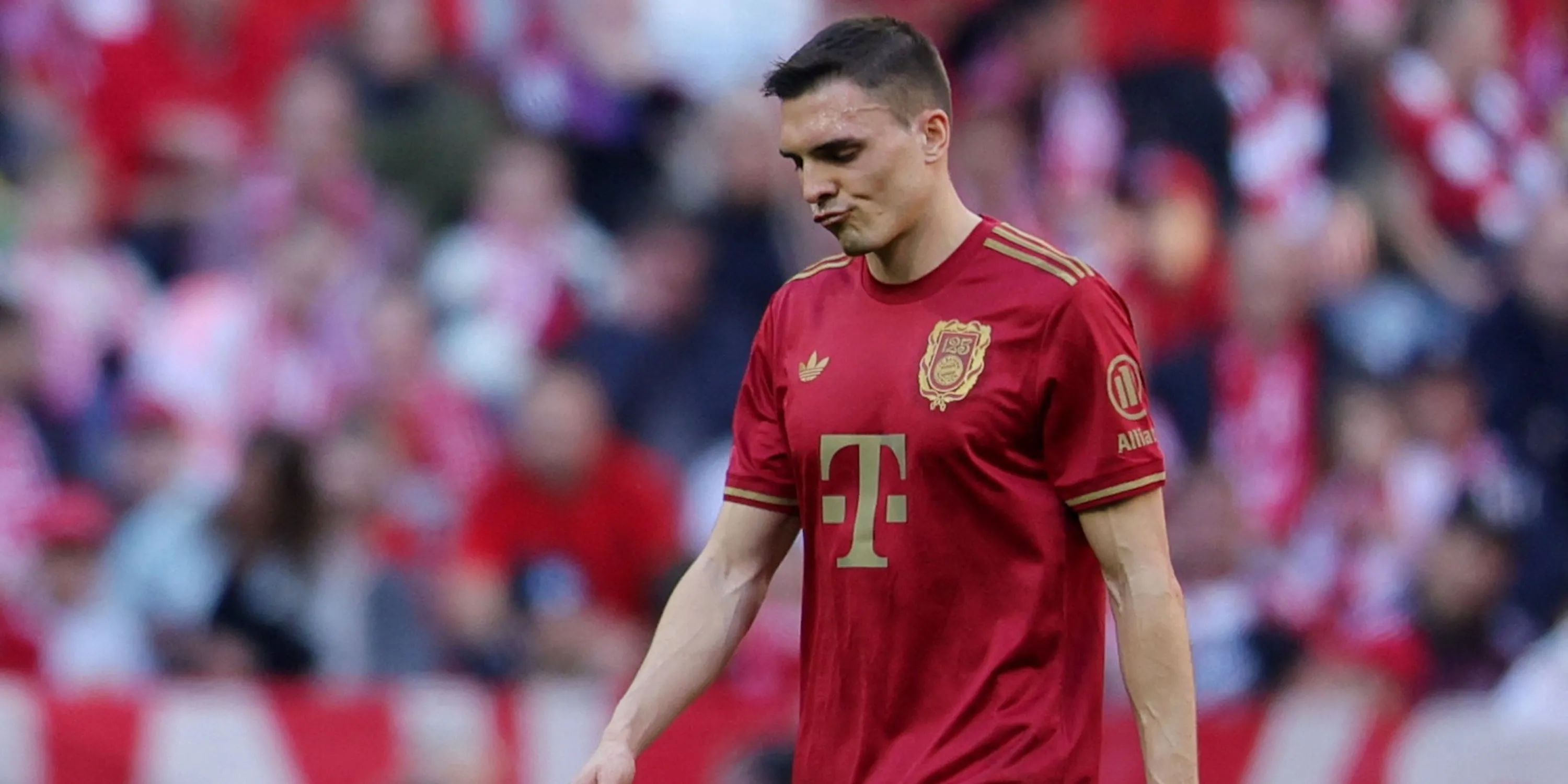 Joao Palhinha của Bayern Munich rời sân sau khi nhận thẻ đỏ, thể hiện sự thất vọng