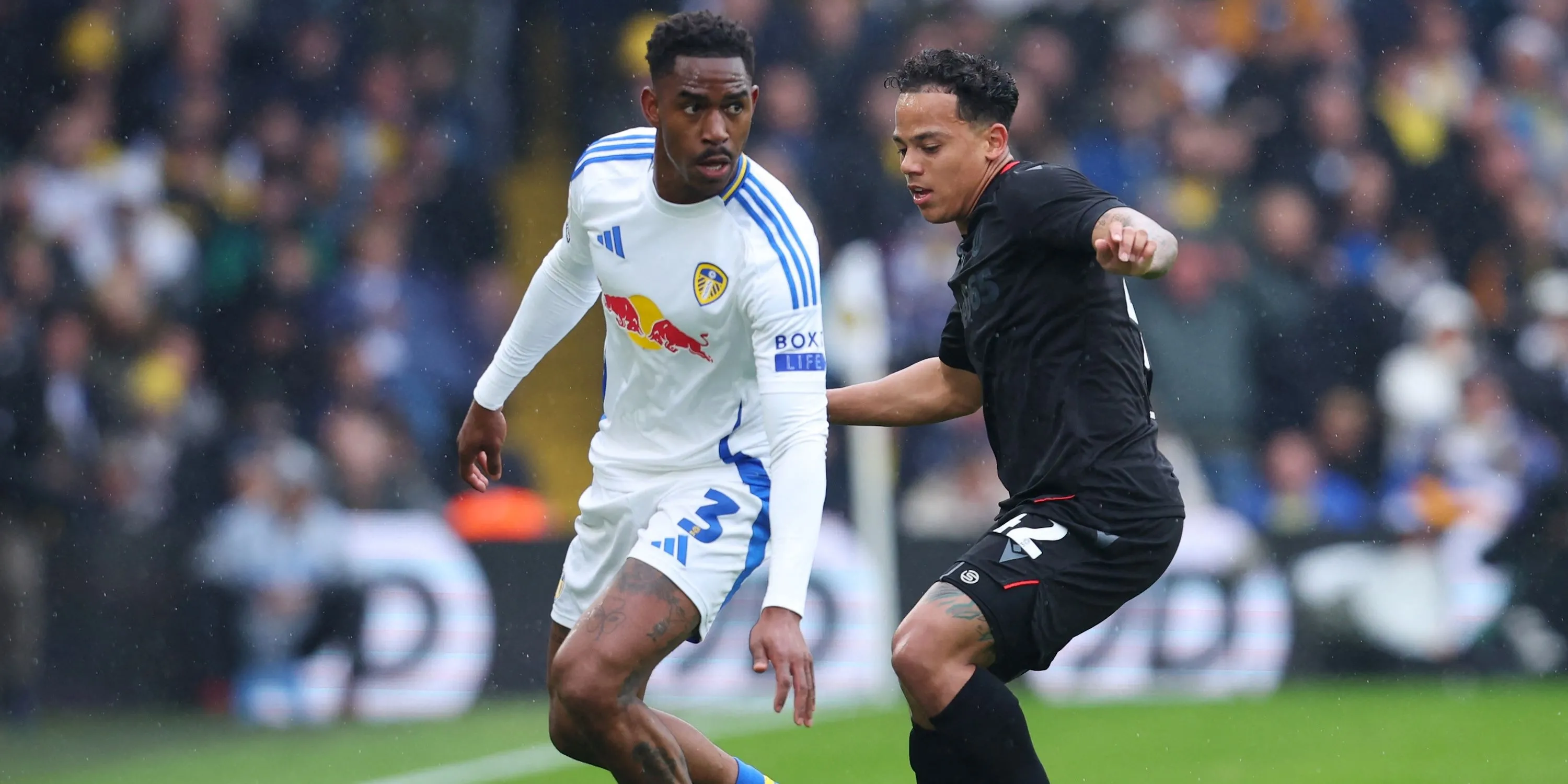 Junior Firpo của Leeds United tranh chấp với Million Manhoef của Stoke City