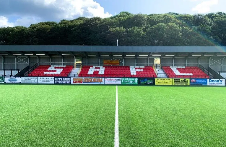 Khán đài Adverset, một trong những khu vực chính tại sân Flamingo Land Stadium