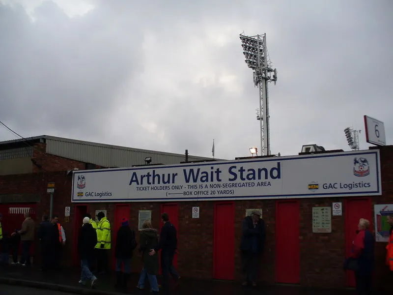 Khán đài Arthur Wait Stand nhìn từ bên trong sân Selhurst Park, nơi dành cho CĐV khách