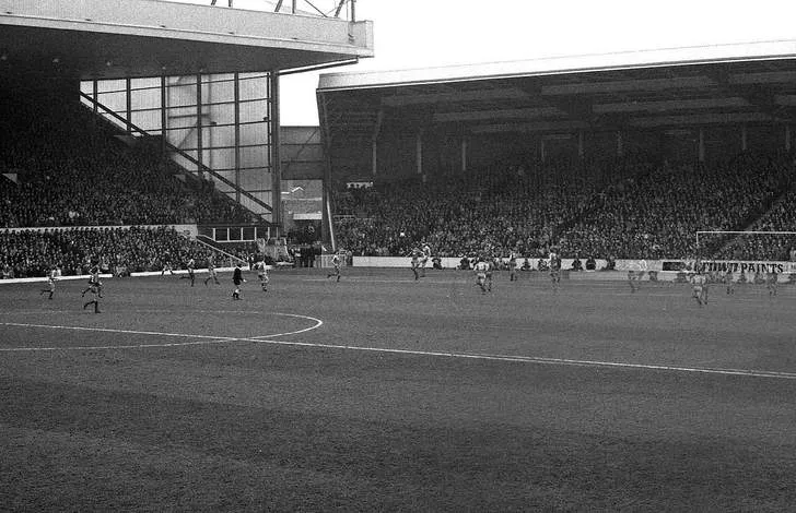 Khán đài Centenary cũ tại sân Anfield, góc nhìn lịch sử