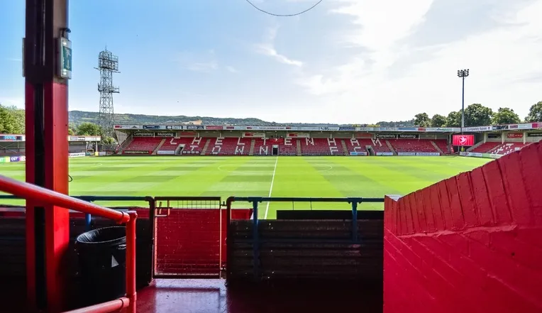 Khán đài chính Autovillage Stand tại sân Whaddon Road của Cheltenham Town
