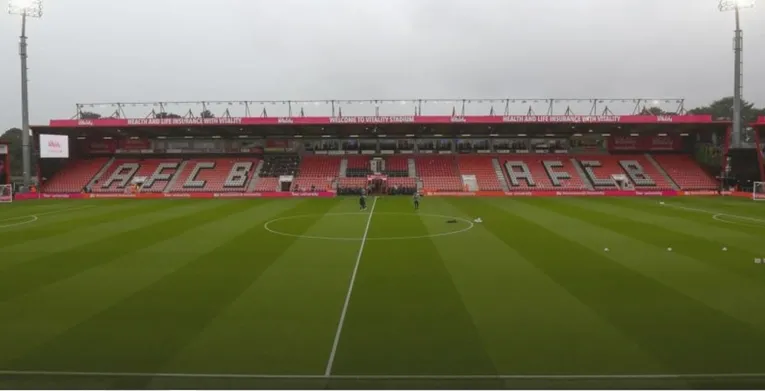 Khán đài chính bên trong sân Vitality Stadium, thể hiện cấu trúc nhỏ gọn và sự gần gũi với khán giả