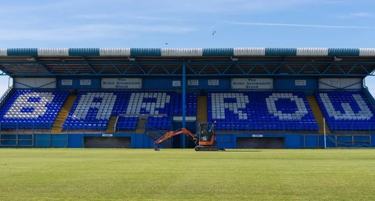Khán đài chính Holker Street, nơi các cổ động viên Barrow AFC thường tập trung