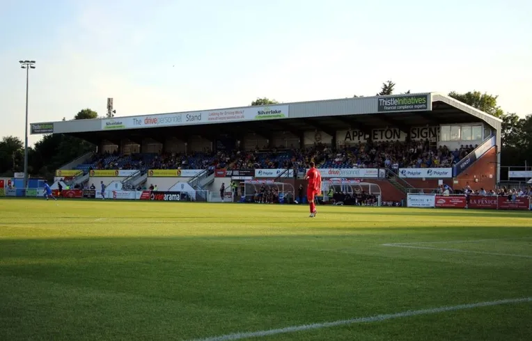 Khán đài chính (Main Stand) của sân Silverlake, Eastleigh FC, nhìn từ phía sân cỏ.