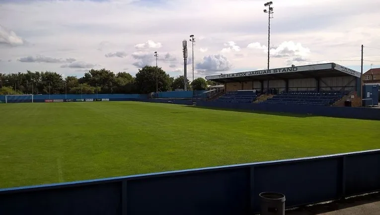Khán đài chính (Main Stand) của sân The Citadel Farsley Celtic, khu vực ghế ngồi chính