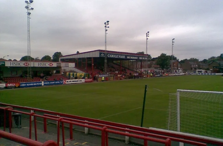 Khán đài chính Main Stand tại sân vận động J Davidson của Altrincham FC