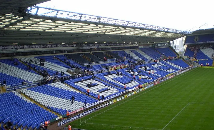 Khán đài chính Main Stand tại sân vận động St. Andrew's