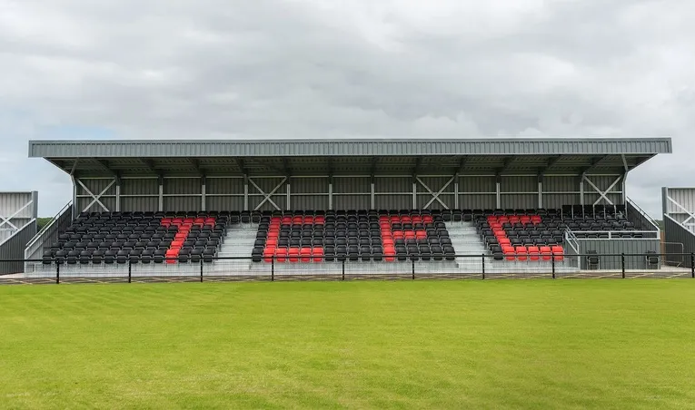 Khán đài chính Main Stand tại sân vận động Truro Sports Hub, nơi có các khu vực ghế ngồi