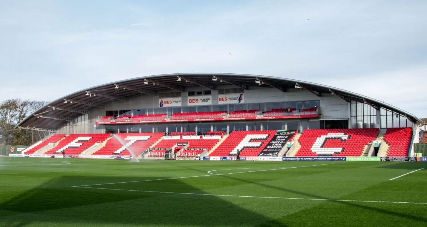 Khán đài chính Parkside Stand tại sân Highbury của Fleetwood Town, nơi có các hộp điều hành.