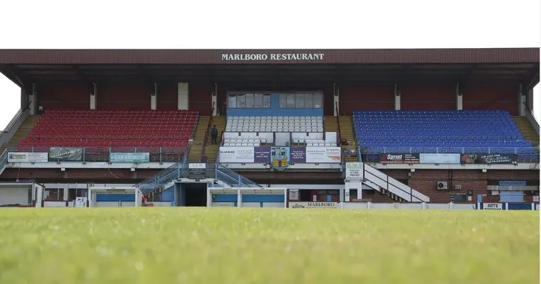 Khán đài chính sân Bob Lucas với hàng ghế ngồi, phục vụ cổ động viên Weymouth FC
