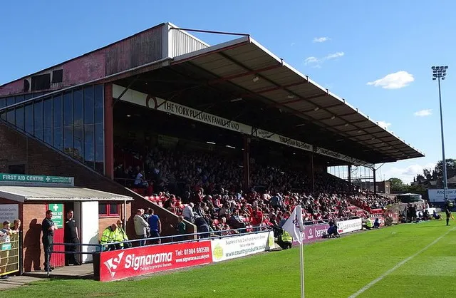 Khán đài Chính (The Main Stand) tại Bootham Crescent, nơi đặt phòng thay đồ và văn phòng câu lạc bộ York City