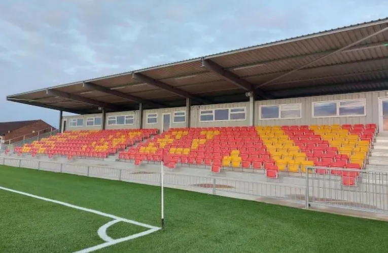 Khán đài có mái che tại sân vận động Meadow Park Gloucester, hàng ghế ngồi