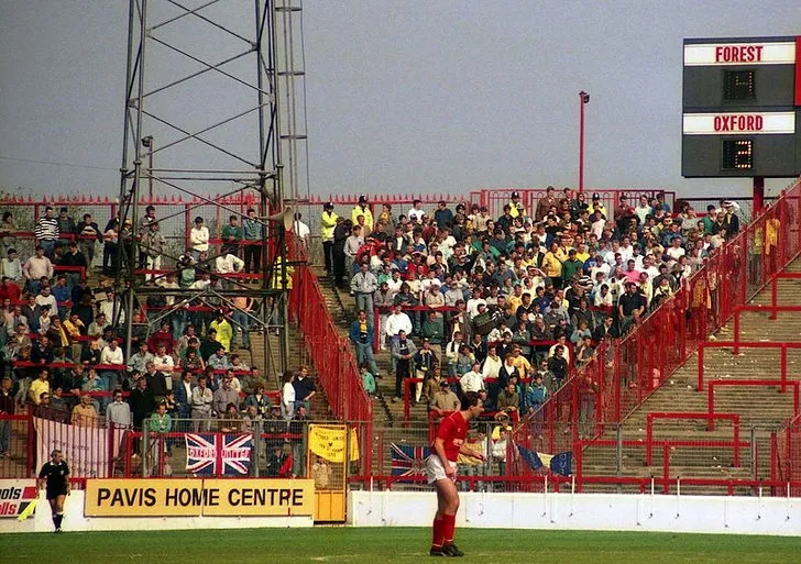 Khán đài dành cho cổ động viên khách tại sân The City Ground năm 1988