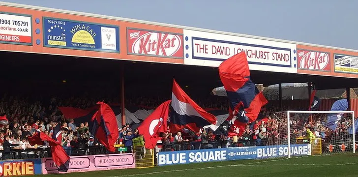 Khán đài David Longhurst Stand, nơi tập trung các cổ động viên cuồng nhiệt nhất của York City tại Bootham Crescent