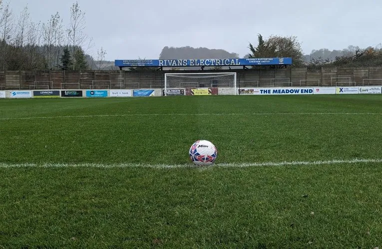 Khán đài đứng The Meadow Chesham United với lối kiến trúc truyền thống mở