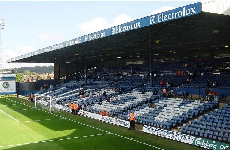 Khán đài East Stand của sân Kenilworth Road, một phần quan trọng trong cấu trúc sân vận động truyền thống của Luton Town FC.