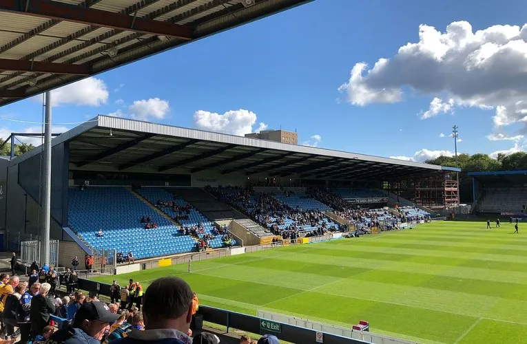 Khán đài East Stand, khán đài chính với các tiện ích hiện đại tại Sân vận động The Shay, Halifax.