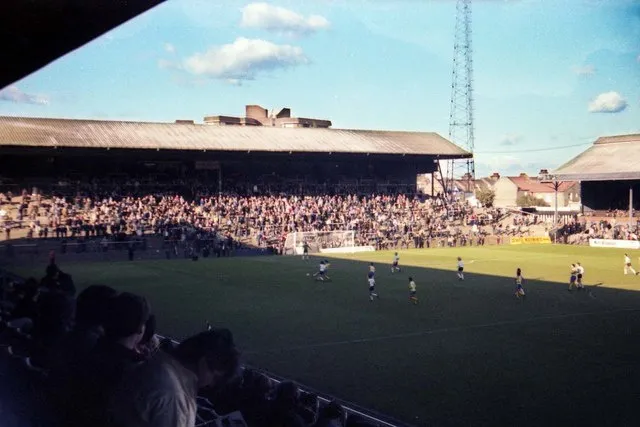 Khán đài Hammersmith End của sân Craven Cottage vào năm 1980, cho thấy kiến trúc truyền thống và không khí sân vận động thời bấy giờ.