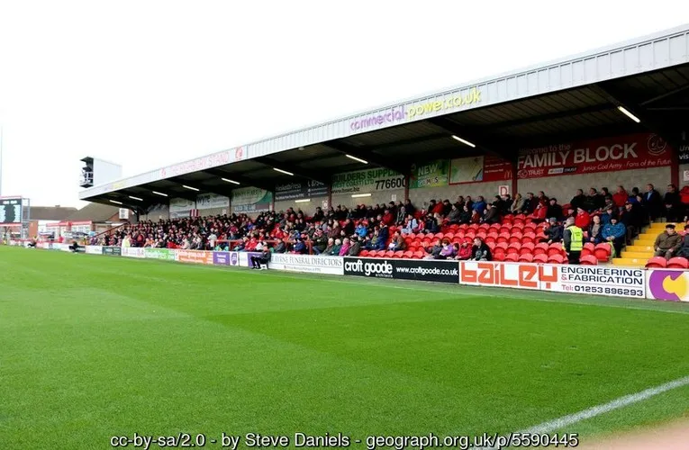 Khán đài Highbury Stand tại sân nhà của Fleetwood Town FC, kết hợp ghế ngồi tạm thời và tiện ích câu lạc bộ.