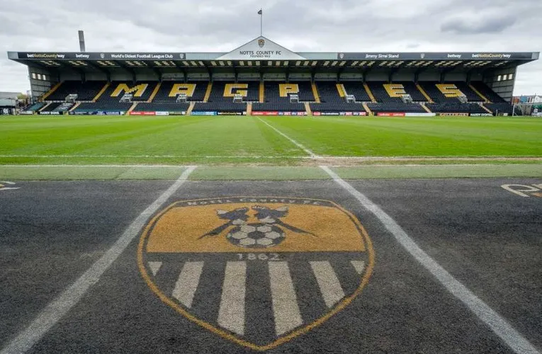 Khán đài Jimmy Sirrel Stand tại sân Meadow Lane, nơi đón tiếp các cổ động viên đội khách
