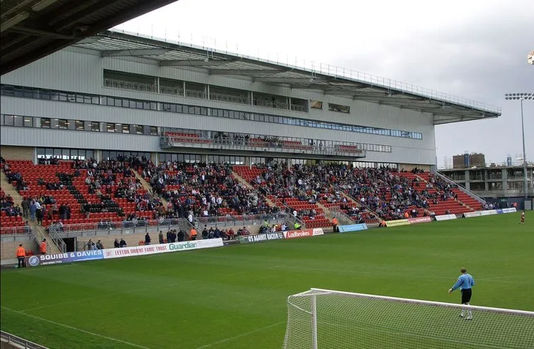 Khán đài Justin Edinburgh (West Stand) tại sân Brisbane Road