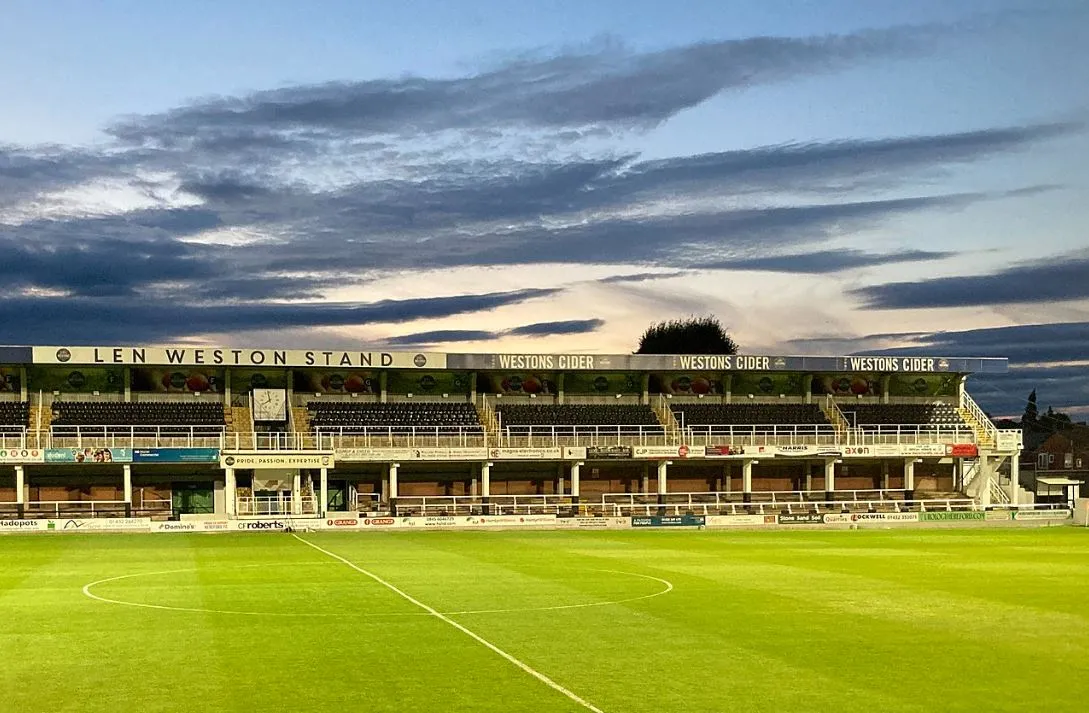 Khán đài Len Weston Stand tại sân Edgar Street, với hai tầng