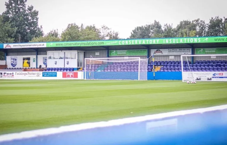 Khán đài Lodge End phía sau khung thành tại Neuven Stadium