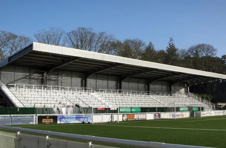 Khán đài mới phía sau khung thành tại Sân vận động Gallagher, Maidstone United