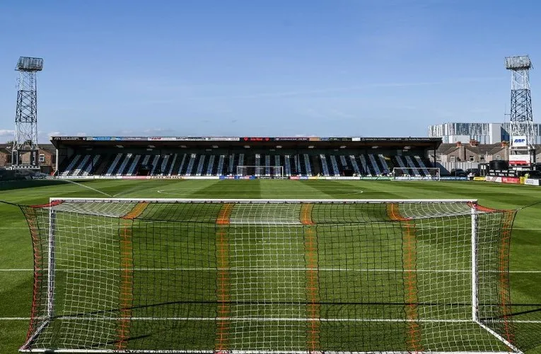 Khán đài phía sau khung thành tại sân vận động Blundell Park, một trong những khu vực cổ động viên sôi động