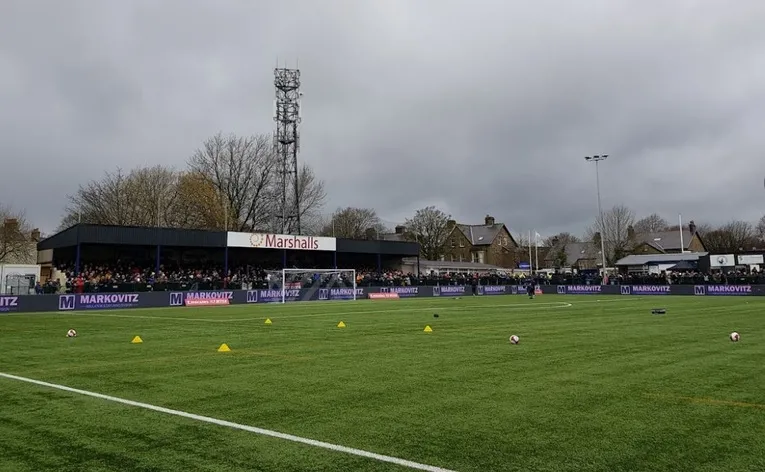 Khán đài Railway End tại sân The Silverlands của Buxton FC