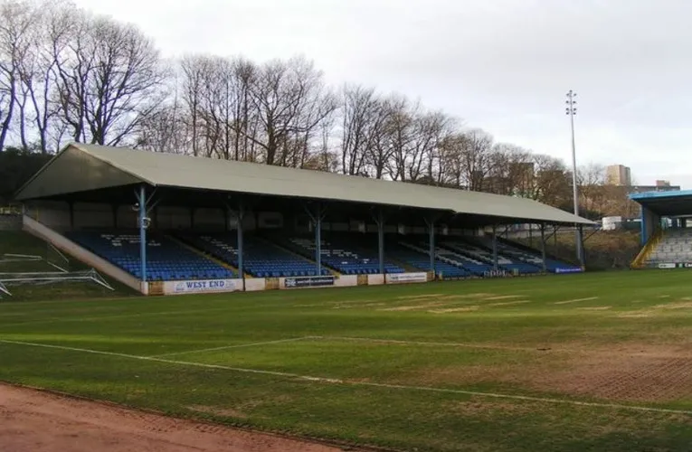 Khán đài Skircoat West Stand, phần lâu đời nhất của Sân vận động The Shay, Halifax.