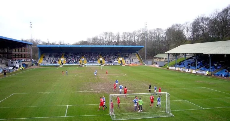Khán đài South Stand của Sân vận động The Shay, Halifax, khu vực đứng an toàn của người hâm mộ chủ nhà.