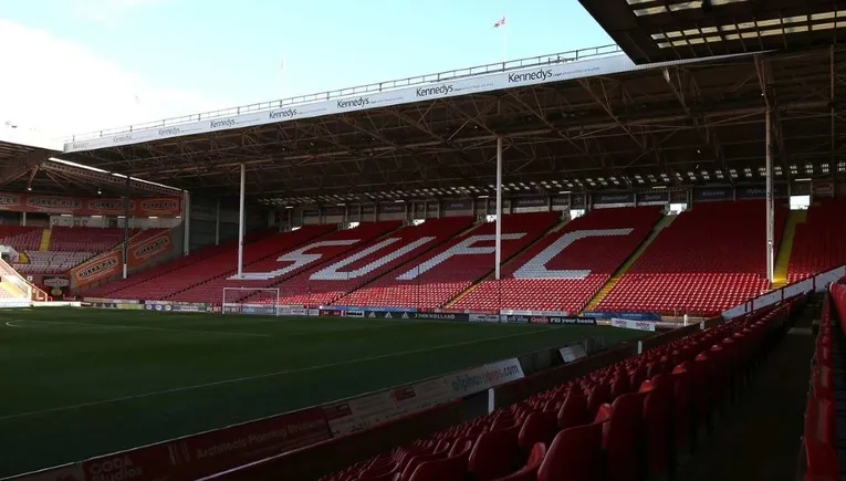 Khán đài The Kop sôi động tại Bramall Lane, nơi tập trung các cổ động viên cuồng nhiệt