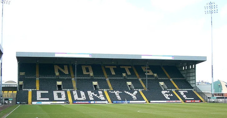 Khán đài The Kop Stand, một khu vực khán đài đơn tầng tại sân vận động Meadow Lane