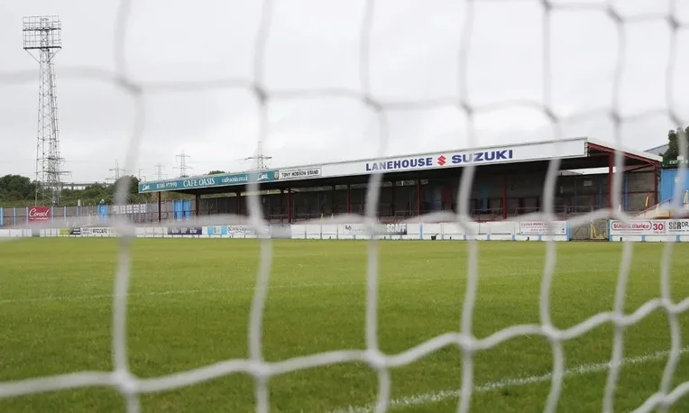 Khán đài Tony Hobson tại Bob Lucas Stadium, vinh danh huyền thoại Weymouth FC