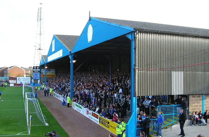 Khán đài Warwick Road End sôi động tại Brunton Park