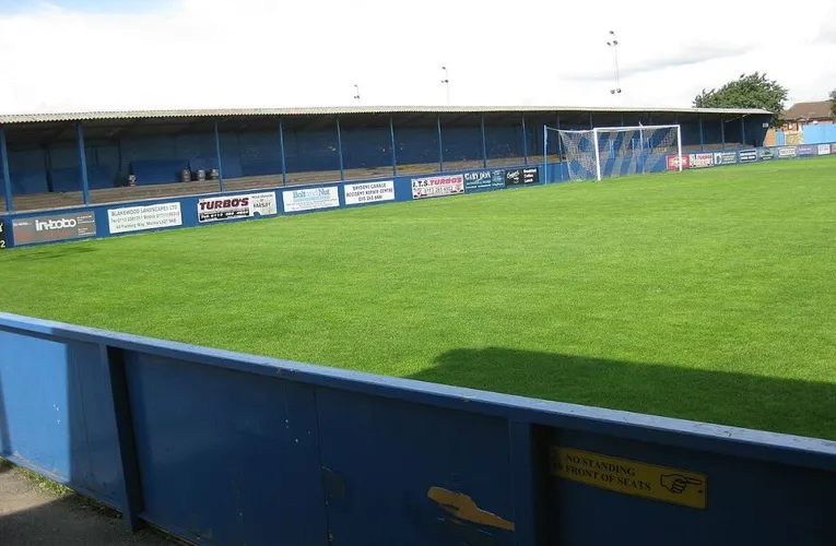 Khán đài West Stand, còn gọi là &quot;The Shed&quot;, tại sân The Citadel Farsley Celtic, nơi tập trung Cổ động viên nhiệt thành