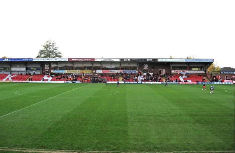 Khán đài West Stand sân Aggborough nhìn từ xa