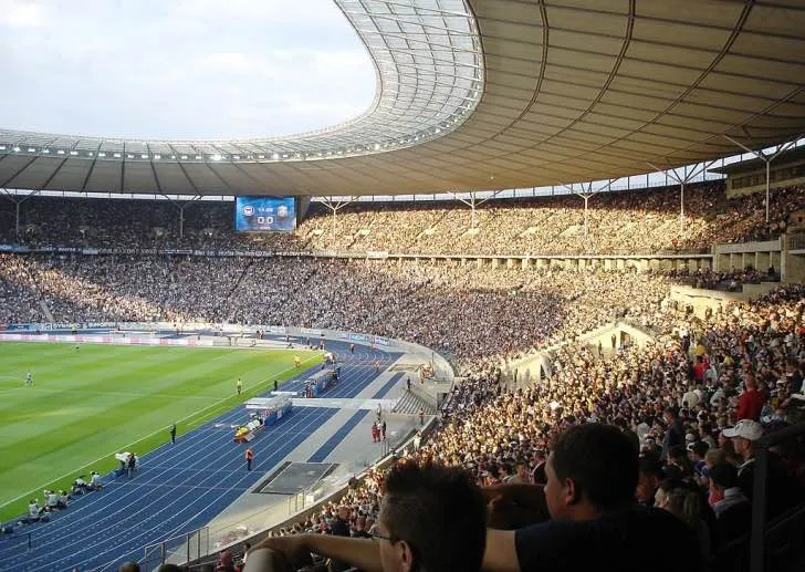 Khán giả cuồng nhiệt theo dõi trận đấu tại sân Olympiastadion Berlin