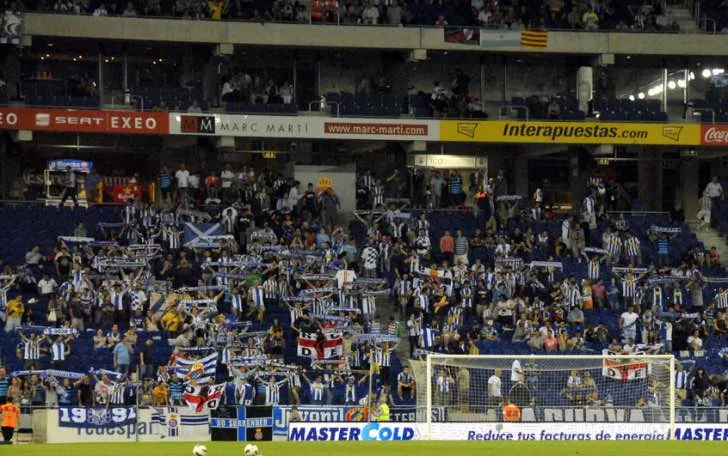 Khán giả trên khán đài Stage Front Stadium đang theo dõi một trận đấu bóng đá của RCD Espanyol