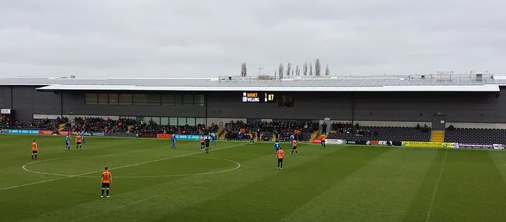 Khoảnh khắc ăn mừng chiến thắng 5-0 của Barnet trước Welling United tại sân The Hive