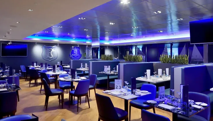 Không gian bên trong khu vực dịch vụ khách sạn (hospitality lounge) tại sân vận động Goodison Park, Everton